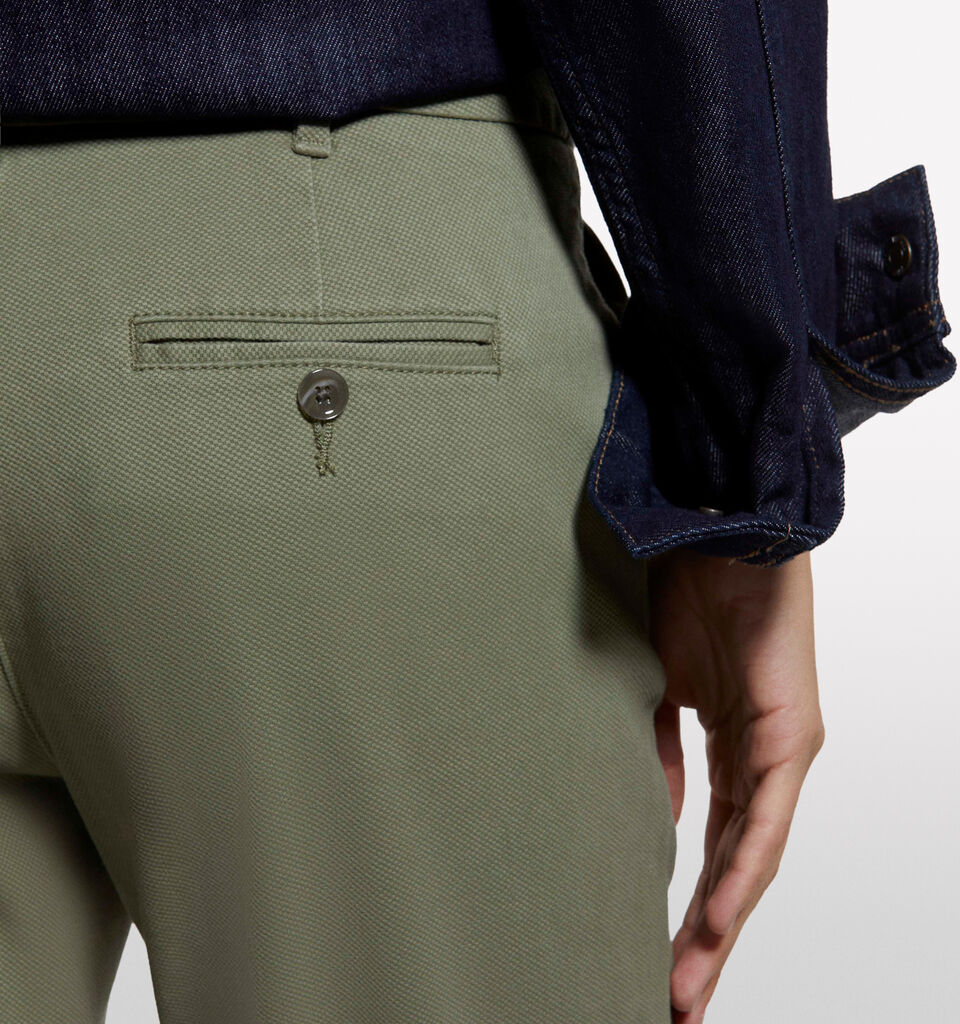 Pantaloni chino verde scuro a sigaretta - pantaloni skinny da donna - Verde Militare | Sisley image number 4